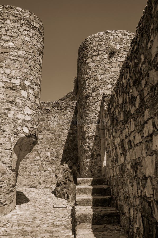 Paredes de piedra y torre redonda en el castillo de Marvao imagen de archivo Paredes de piedra y torre redonda en el castillo de Marvao imagen de archivo