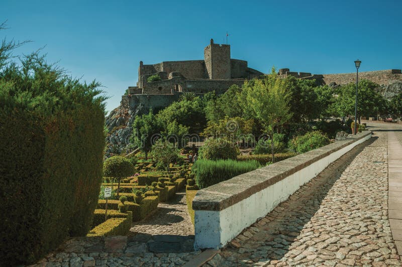 Paredes e torre de pedra do castelo da cidade sobre o monte fotos de stock Paredes e torre de pedra do castelo da cidade sobre o monte fotos de stock