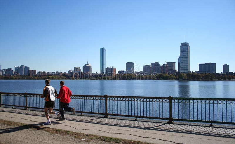 Jogging con lo skyline di Boston fotografia stock