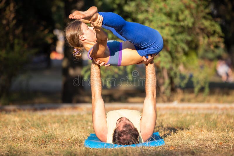 Pareja Acroyoga Equilibrio En Las Manos En El Parque Imagen de archivo - Imagen de cubo, gente: 174280089 Pareja Acroyoga Equilibrio En Las Manos En El Parque Imagen de archivo - Imagen de cubo, gente: 174280089