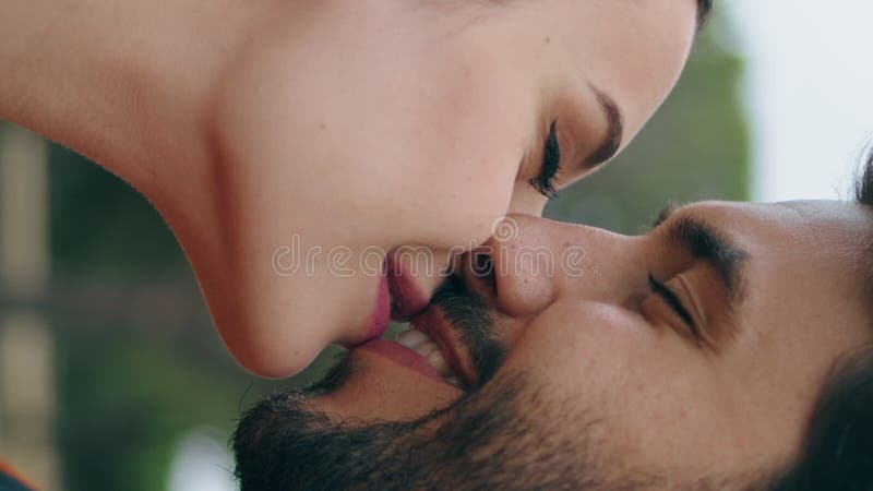 Pareja alegre besando a la naturaleza closeup. retrato vertical de los amantes en fecha. metrajes