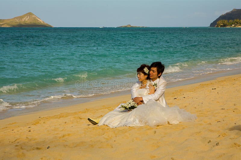 Pareja casada en la playa Oahu, Hawaii de Waimanalo foto de archivo Pareja casada en la playa Oahu, Hawaii de Waimanalo foto de archivo