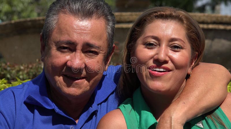 Pareja casada feliz en el parque