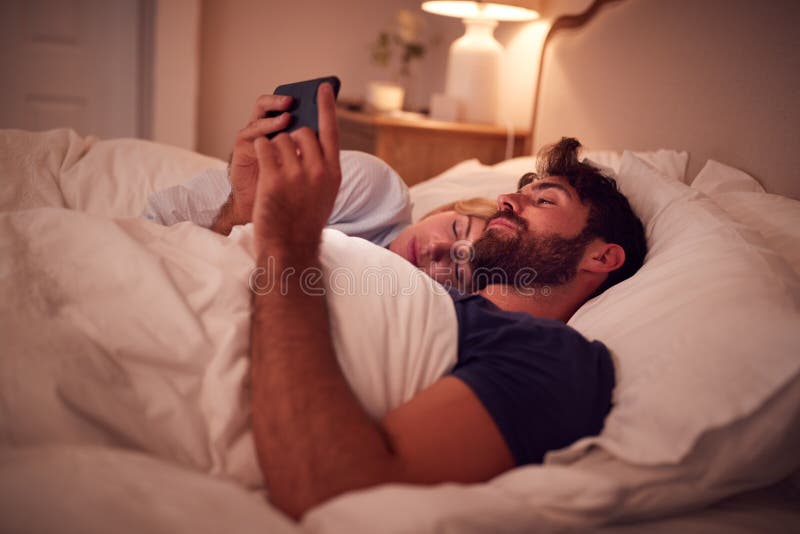 Pareja Con Un Hombre Acostado En La Cama Por La Noche Mirando La Pantalla Del Teléfono Móvil Foto de archivo - Imagen de insomnio, internet: 227660158 Pareja Con Un Hombre Acostado En La Cama Por La Noche Mirando La Pantalla Del Teléfono Móvil Foto de archivo - Imagen de insomnio, internet: 227660158