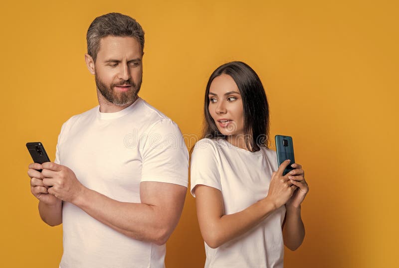 Pareja conversando en línea. La pareja familiar tiene una relación de distancia. Mujer y hombre usando smartphone. Charla y mensaj fotografía de archivo libre de regalías