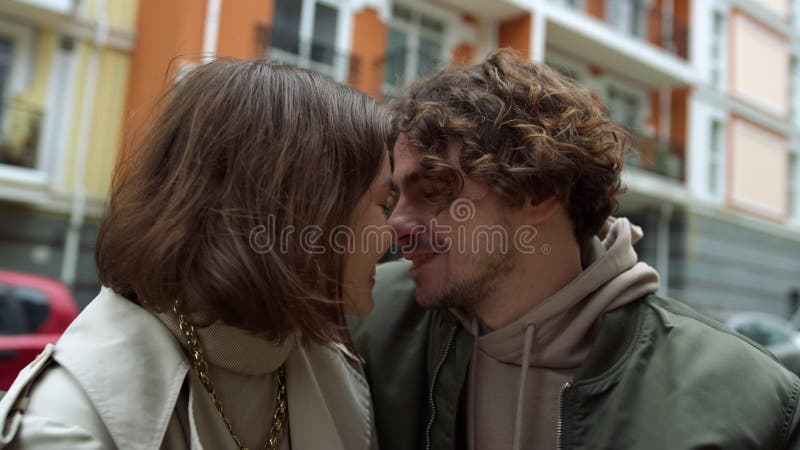 Pareja de amor besándose en el fondo urbano. hombre y mujer disfrutando del día en la calle. metrajes