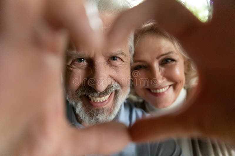Pareja De Ancianos Sonrientes Se Hacen Selfie Juntos En Casa Foto de archivo - Imagen de goce, adulto: 221717232 Pareja De Ancianos Sonrientes Se Hacen Selfie Juntos En Casa Foto de archivo - Imagen de goce, adulto: 221717232
