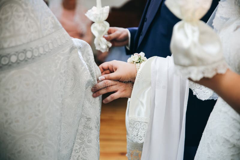 Pareja De Bodas En La Iglesia. Ceremonia Del Matrimonio. Novia Con Vestido De Encaje Blanco Y Novio Con Traje Azul Oscuro Imagen de archivo - Imagen de durante, sacerdote: 176023875 Pareja De Bodas En La Iglesia. Ceremonia Del Matrimonio. Novia Con Vestido De Encaje Blanco Y Novio Con Traje Azul Oscuro Imagen de archivo - Imagen de durante, sacerdote: 176023875