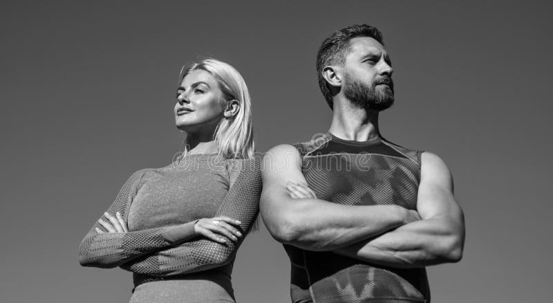 Pareja De Deportes De Confianza. Hombre Musculoso Y Mujer Sexy En