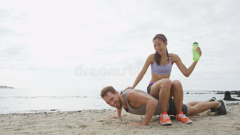 Pareja de fitness riéndose divirtiéndose juntos almacen de video