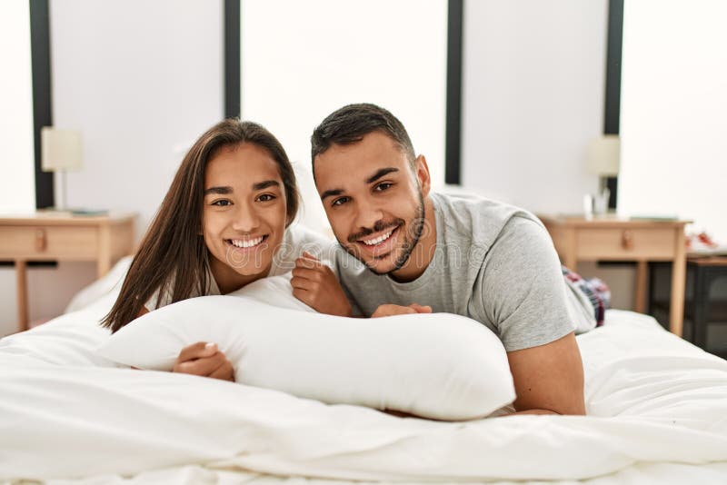 Pareja De Latinos Jóvenes Sonriendo Feliz Abrazándose En La Cama En Casa Imagen de archivo - Imagen de acogedor, dormitorio: 224048239 Pareja De Latinos Jóvenes Sonriendo Feliz Abrazándose En La Cama En Casa Imagen de archivo - Imagen de acogedor, dormitorio: 224048239