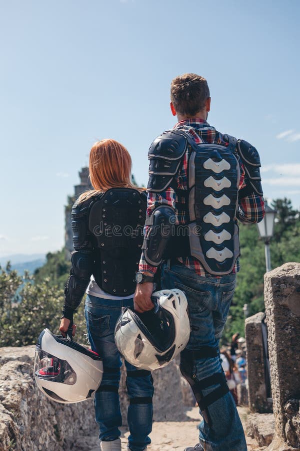 Novedad Traer carta Pareja De Motociclistas De Visión Trasera Vestido Con Un Traje De Moto Y  Gafas De Sol Protección De La Tortuga Y De Las Rodillas, Foto de archivo -  Imagen de muchacha, amor: