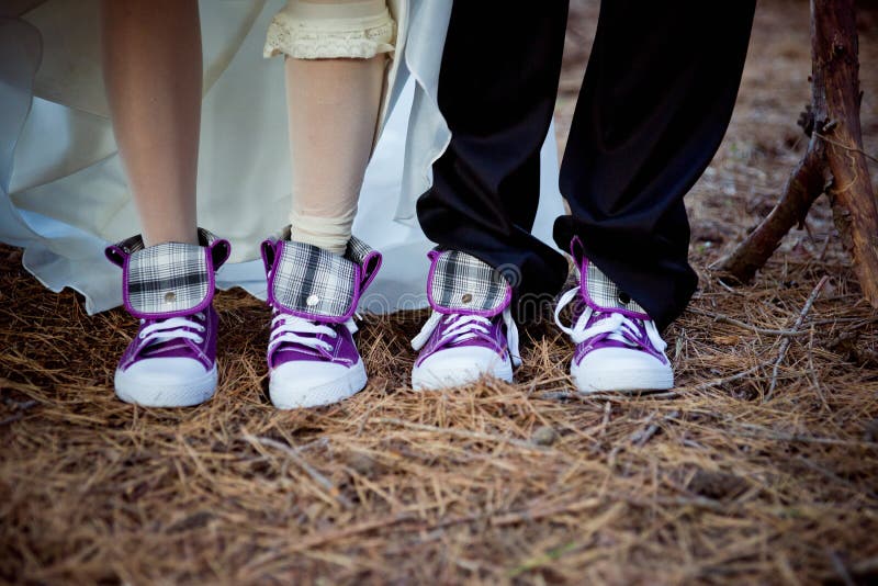 Pareja De Recién Casados Con Zapatillas De Tenis Graciosas E Iguales Foto de archivo - Imagen lazo: 168289842