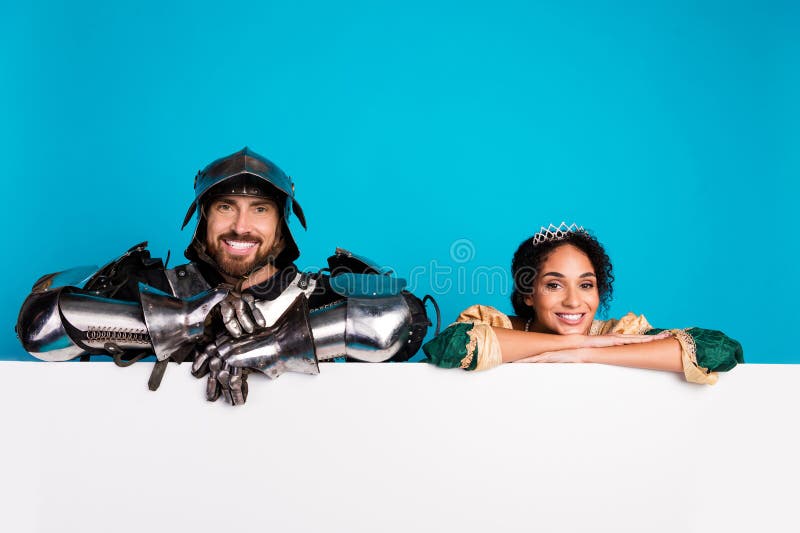 Pareja elegante vestida de caballero medieval y princesa posando sobre un vibrante fondo foto de archivo libre de regalías