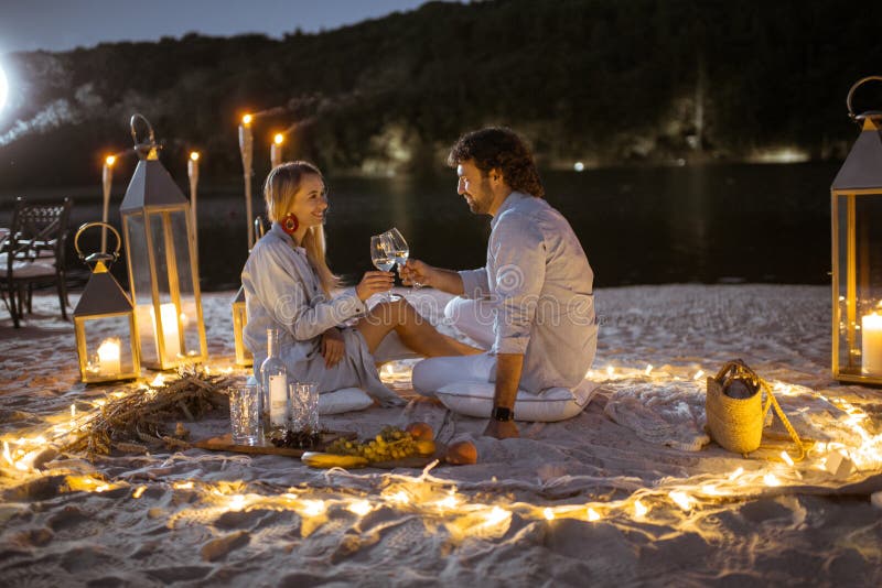 Pareja En Una Cena Romántica En La Playa Al Atardecer Foto de archivo -  Imagen de oferta, noche: 162735378