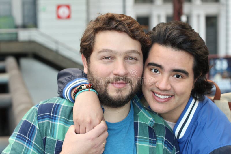 Pareja Gay Interracial En Mano Imagen de archivo - Imagen de americano, amantes: 164967477 Pareja Gay Interracial En Mano Imagen de archivo - Imagen de americano, amantes: 164967477