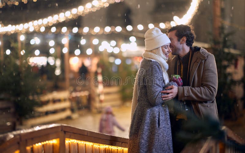 Pareja joven caucásica enamorada sonriendo de cerca fotografía de archivo libre de regalías