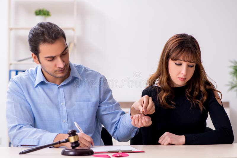 Pareja Joven En Corte En Concepto De Divorcio Foto de archivo - Imagen de lazo, martillo: 195477620 Pareja Joven En Corte En Concepto De Divorcio Foto de archivo - Imagen de lazo, martillo: 195477620