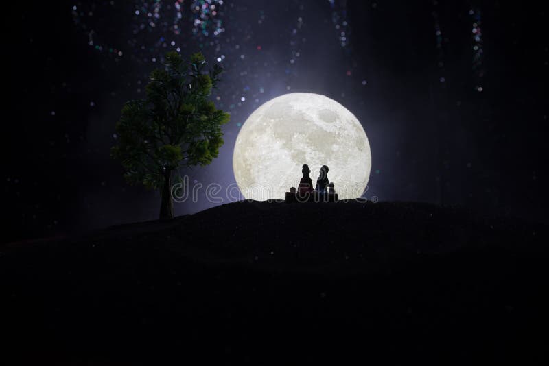 Pareja Joven Enamorada De La Hermosa Luna De La Noche Imagen de archivo -  Imagen de fondo, pares: 183153675