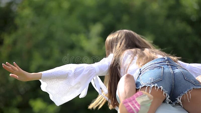 Pareja joven riendo y divirtiéndose juntos en la naturaleza metrajes