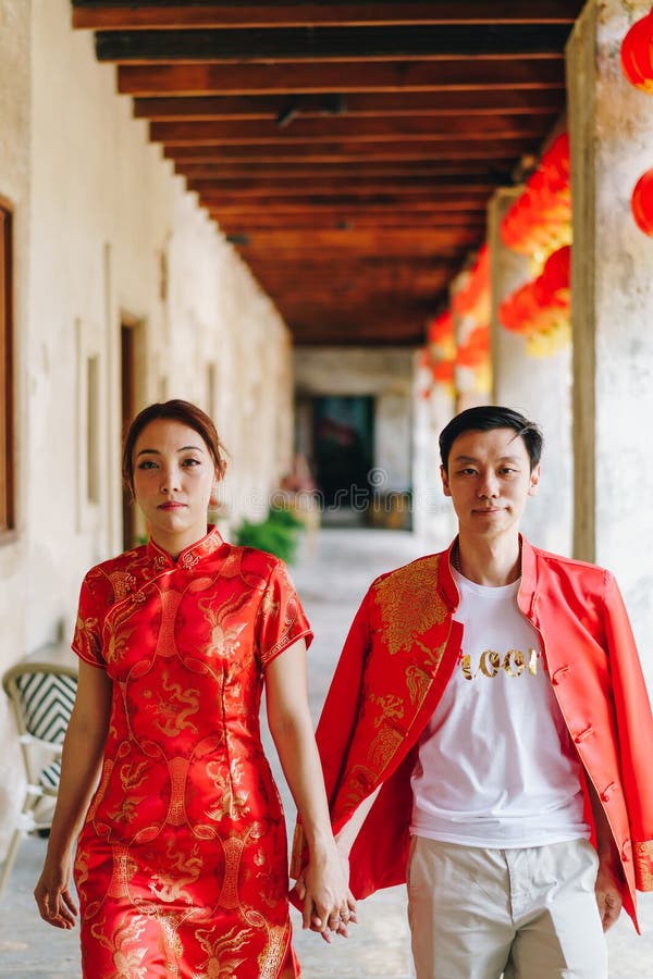 Pareja Joven Y Feliz De Asia Con Vestidos Tradicionales Chinos Imagen de  archivo - Imagen de amor, calle: 251439311
