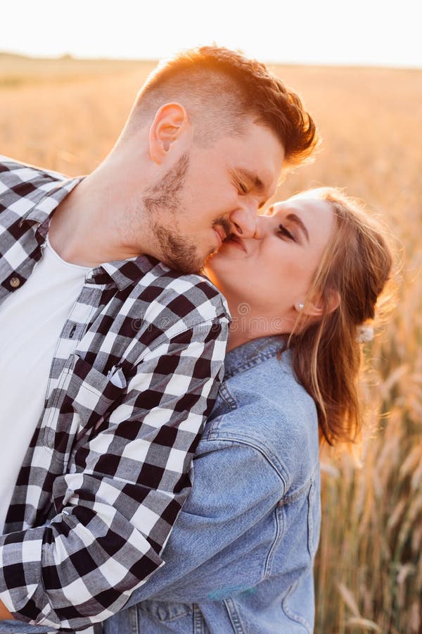 Pareja Joven Y Feliz Se Da El Amor Y La Felicidad Entre Sí Durante El Paseo Por La Naturaleza. Amor Y Felicidad. Comprensión Mutua Foto de archivo - Imagen de novio, felicidad: Pareja Joven Y Feliz Se Da El Amor Y La Felicidad Entre Sí Durante El Paseo Por La Naturaleza. Amor Y Felicidad. Comprensión Mutua Foto de archivo - Imagen de novio, felicidad: