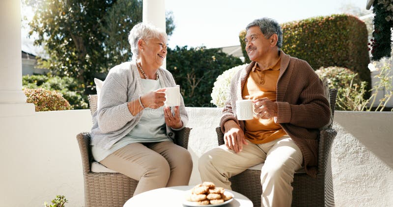 Pareja mayor al aire libre y discusión con café por amor y galletas en retiro. anciana porcina y imágenes de archivo libres de regalías