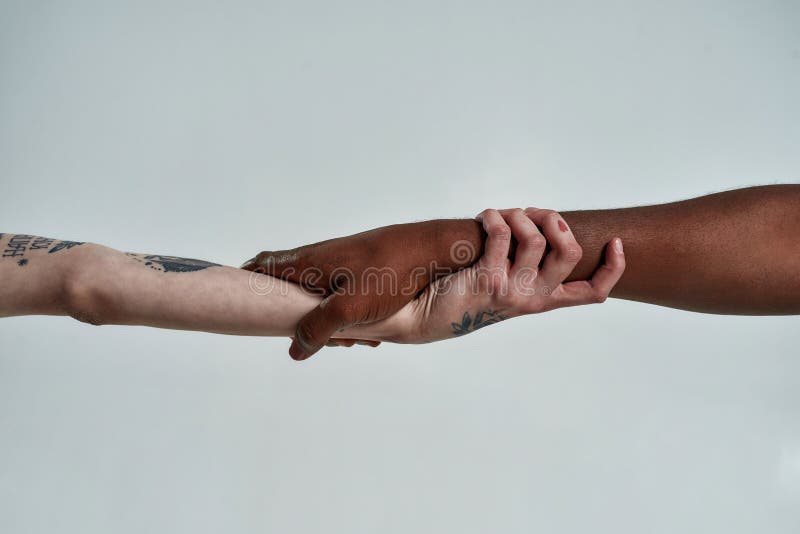 Pareja Multirracial De La Mano En Forma De Bloqueo Foto de archivo - Imagen de amigo, social: 213629660 Pareja Multirracial De La Mano En Forma De Bloqueo Foto de archivo - Imagen de amigo, social: 213629660