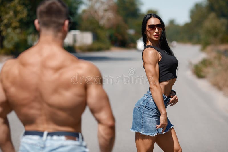 Pareja Deportiva Muestra Músculo Y Ejercicio En El Gimnasio Hombre Y Mujer  Musculares Foto de archivo - Imagen de culturista, aptitud: 164090980