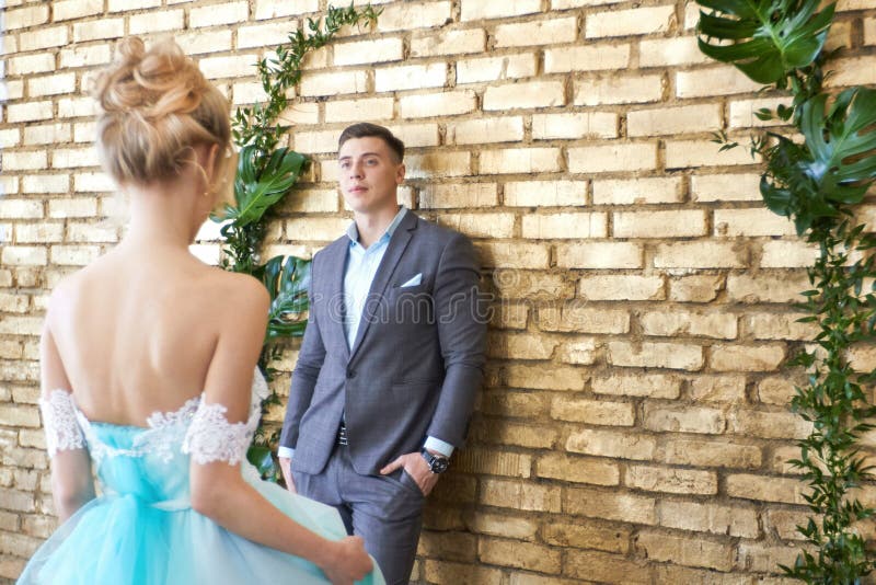 Pareja nuevamente casada, pareja cariñosa antes de la boda Hombre y mujer que se aman Novia en el vestido y el novio de la turque imágenes de archivo libres de regalías Pareja nuevamente casada, pareja cariñosa antes de la boda Hombre y mujer que se aman Novia en el vestido y el novio de la turque imágenes de archivo libres de regalías