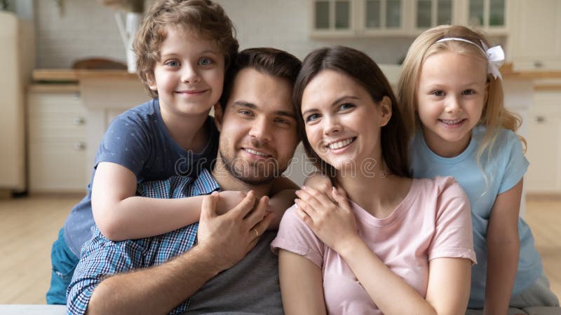 Pareja Sonriente Con Niños Sentados En El Sofá Posando Para La Cámara Imagen de archivo - Imagen de cuidado, hermano: 166071553 Pareja Sonriente Con Niños Sentados En El Sofá Posando Para La Cámara Imagen de archivo - Imagen de cuidado, hermano: 166071553