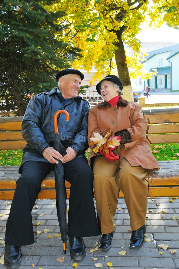 Parent heureux sur le banc photo libre de droits Parent heureux sur le banc photo libre de droits
