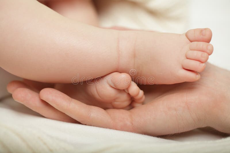 Parent se tenir dans les pieds de mains du b?b? nouveau-n? image stock Parent se tenir dans les pieds de mains du b?b? nouveau-n? image stock