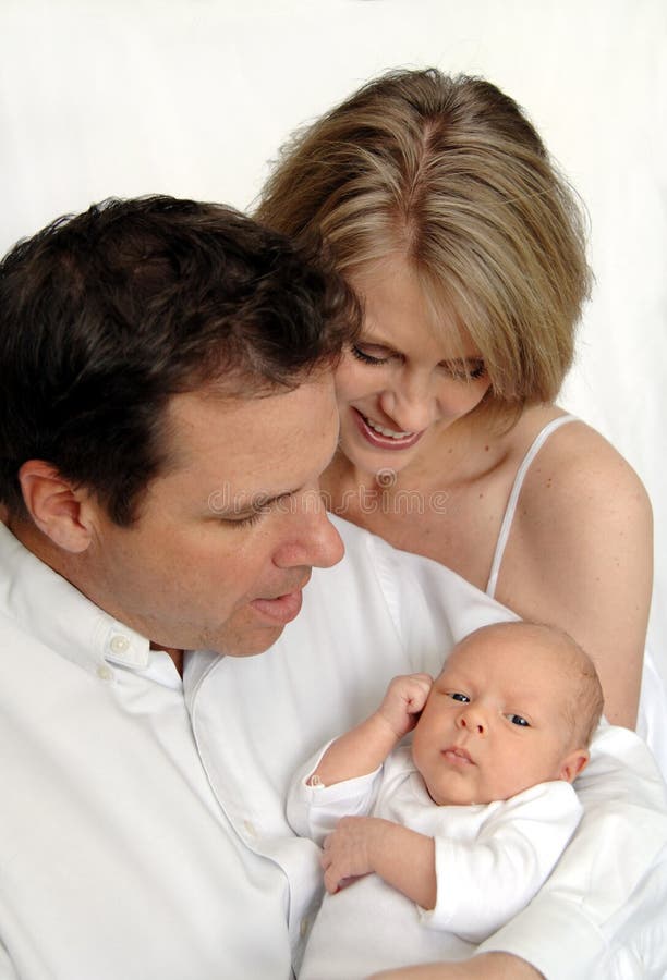 Parents avec la chéri nouveau-née Parents avec la chéri nouveau-née