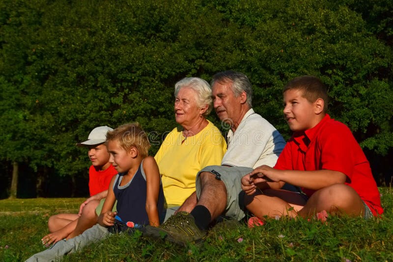 Parents et enfants ensemble image libre de droits Parents et enfants ensemble image libre de droits