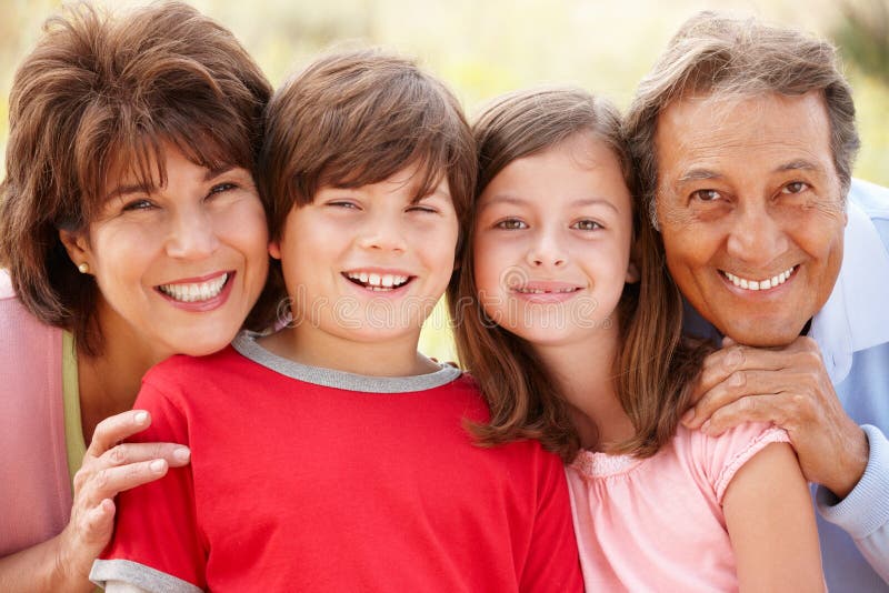 Parents et enfants hispaniques à l'extérieur image stock Parents et enfants hispaniques à l'extérieur image stock