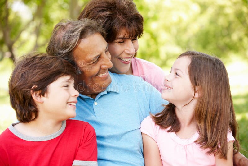 Parents et enfants hispaniques à l'extérieur photographie stock libre de droits Parents et enfants hispaniques à l'extérieur photographie stock libre de droits