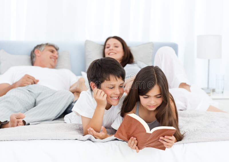 Parents parler tandis que leurs enfants s'affichent photos libres de droits Parents parler tandis que leurs enfants s'affichent photos libres de droits