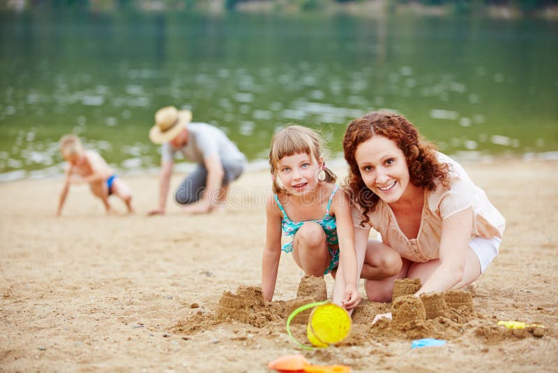 Parents play with kids on beach royalty free stock image Parents play with kids on beach royalty free stock image
