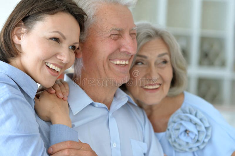 Parents pluss âgé et leur fille adulte Parents pluss âgé et leur fille adulte