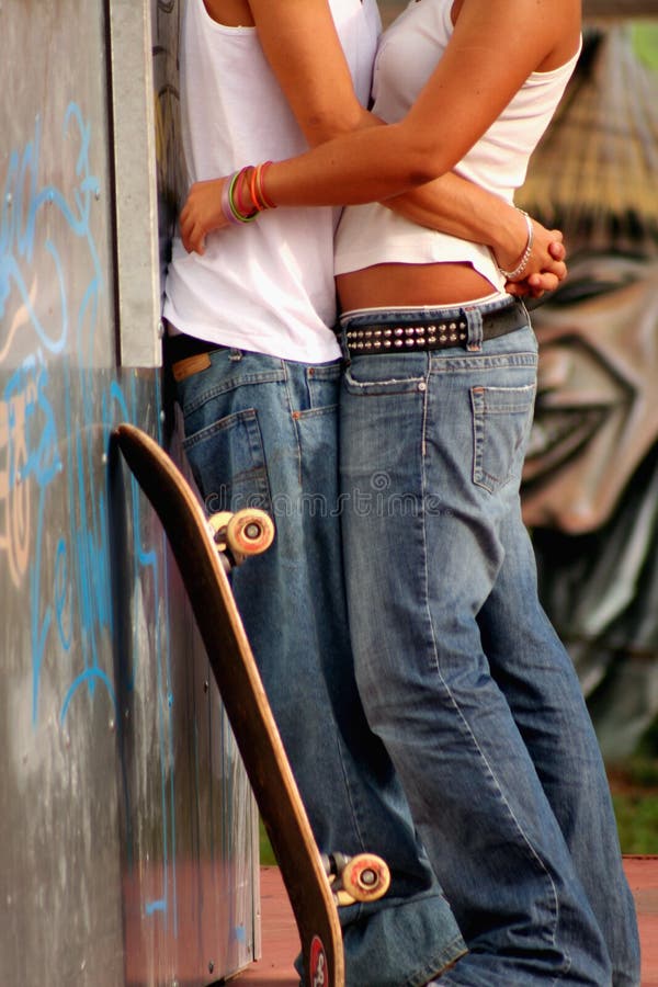 Pares adolescentes no amor fotos de stock royalty free Pares adolescentes no amor fotos de stock royalty free