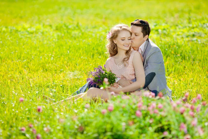 Pares adultos novos felizes no amor no campo Dois, homem e wom foto de stock royalty free Pares adultos novos felizes no amor no campo Dois, homem e wom foto de stock royalty free