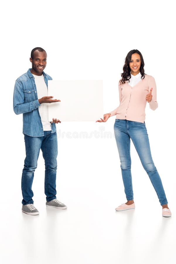 pares afro-americanos felizes que guardam a bandeira vazia fotografia de stock royalty free pares afro-americanos felizes que guardam a bandeira vazia fotografia de stock royalty free