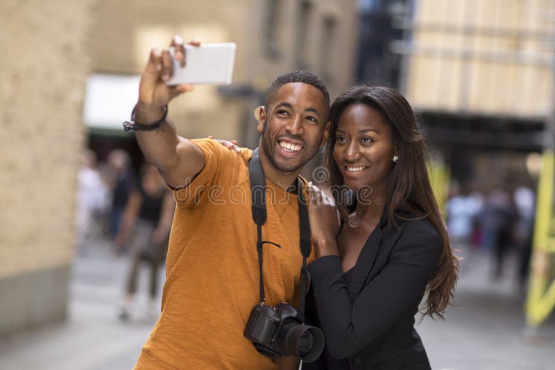 Pares afroamericanos jovenes que toman un selfie fotografía de archivo Pares afroamericanos jovenes que toman un selfie fotografía de archivo