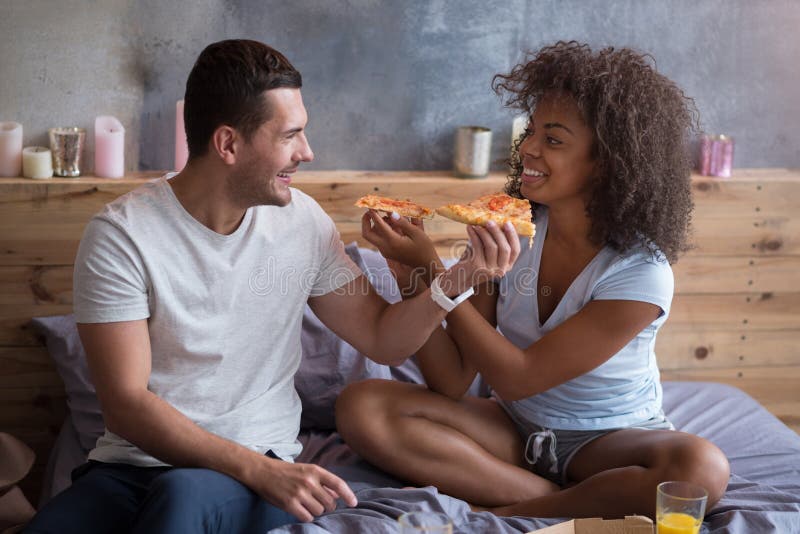 Pares alegres que alimentam-se com pizza saboroso fotos de stock Pares alegres que alimentam-se com pizza saboroso fotos de stock