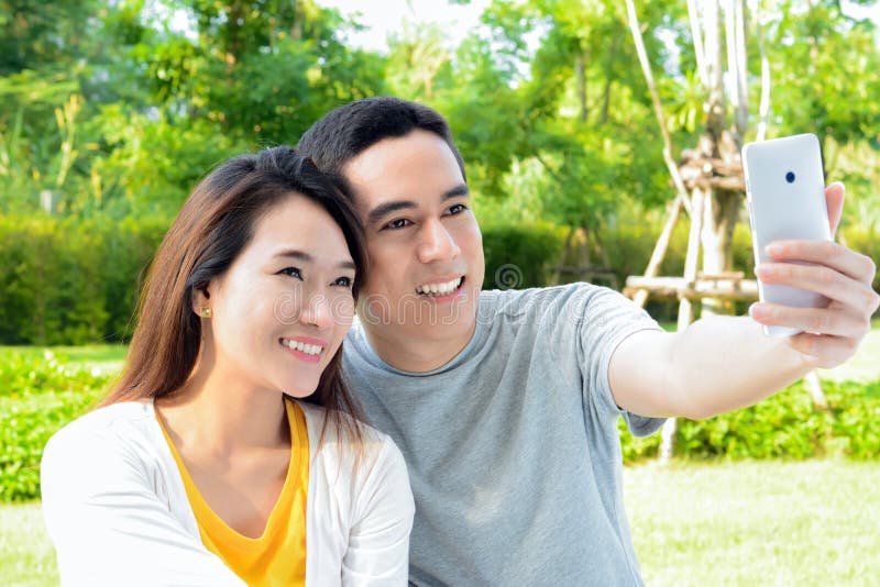 Jovem Casal De Turistas Asiáticos a Fazer Uma Selfie Em Bangkok Tailândia  Imagem de Stock - Imagem de postura, esperto: 184326243