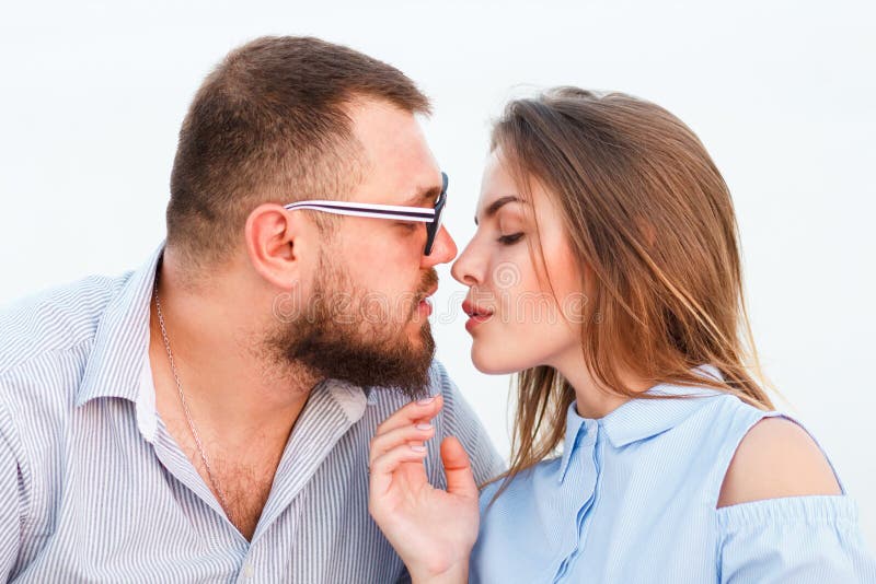 Pares atrativos bonitos que sentam-se junto na praia branca da areia, olhando-se, pares novos beijando na praia, amor, ro imagem de stock Pares atrativos bonitos que sentam-se junto na praia branca da areia, olhando-se, pares novos beijando na praia, amor, ro imagem de stock