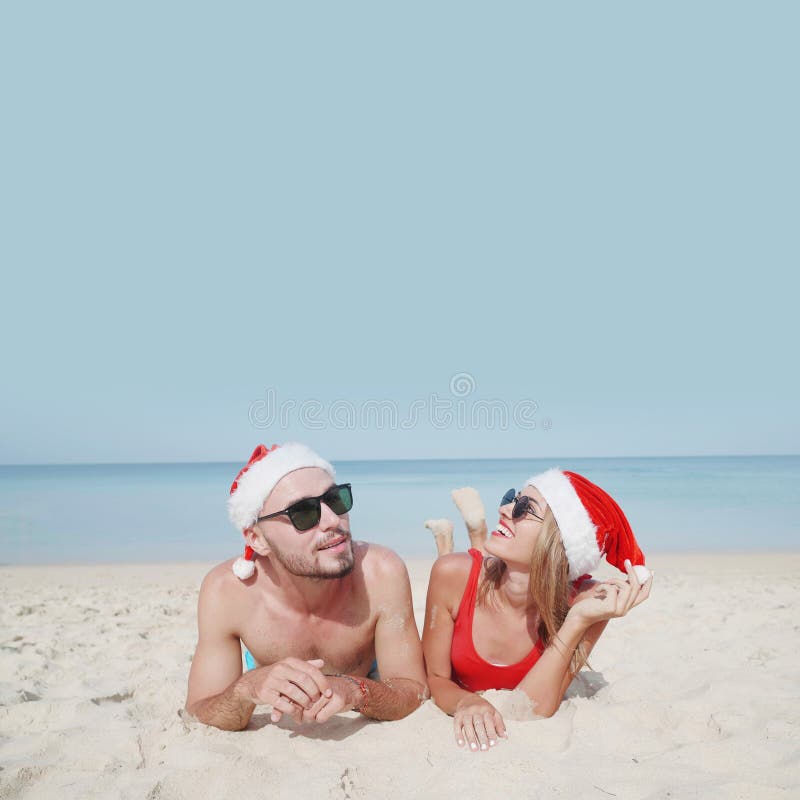 Pares bonitos da praia do Natal fotografia de stock royalty free Pares bonitos da praia do Natal fotografia de stock royalty free