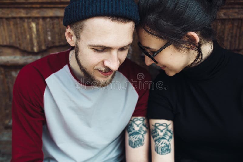Jovem casal bonito foto de stock