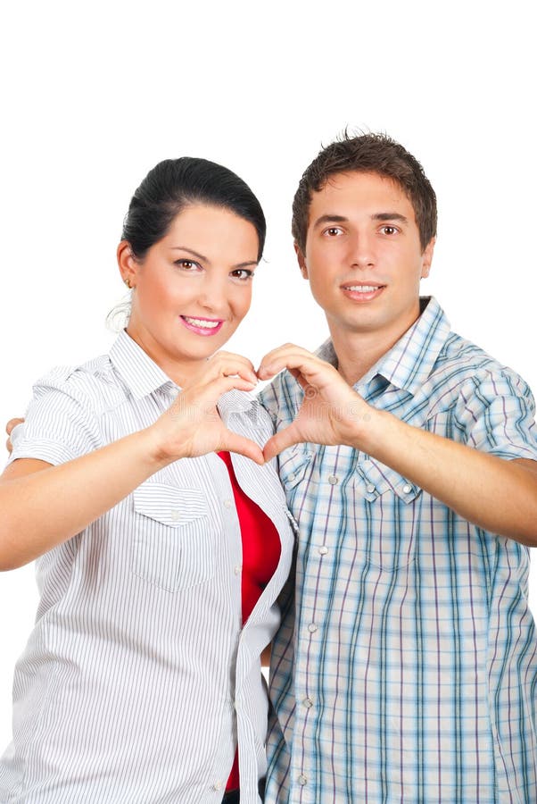 Pares cariñosos en un abrazo que forma el corazón foto de archivo libre de regalías Pares cariñosos en un abrazo que forma el corazón foto de archivo libre de regalías